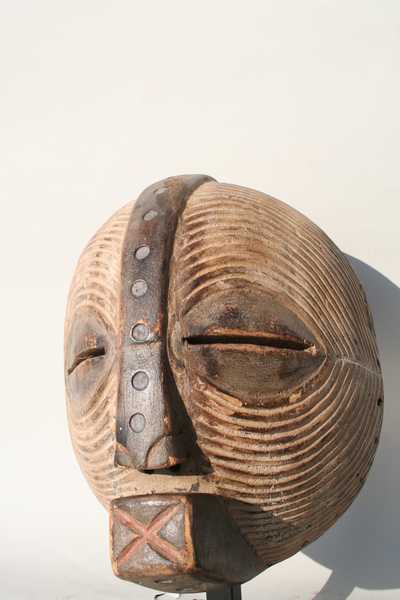 Luba(masque), d`afrique : rep.dem.Congo, statuette Luba(masque), masque ancien africain Luba(masque), art du rep.dem.Congo - Art Africain, collection privées Belgique. Statue africaine de la tribu des Luba(masque), provenant du rep.dem.Congo, 1436/1161.Masque Kifwebe strié presque rond  (33x29cm.)Luba,apparentés aux Songé.ils ont le même ancêtre KONGOLO.Ces masques dansaient souvent en couple et participent à des rites Lunaires.La sculpture est incisé de lignes courbes parallèles.Ces masques se produisaient dans une région riche en zèbres,qui ont certainement influencé la création des stries.Milieu du 20eme sc.(Verwilghen)

Luba masker Kifwebe bijna rond 33cm.x29cm., verwant met de Songe familie,zij hebben dezelfde voorouder Kongolo.Deze maskers dansten veelal met twee(koppel),met de maan verering.Ze zijn bewerkt met gebogen evenweidige lijnen,waarschijnlijk onder de invloed van de zebras die men in die streek vind.midden 20ste eeuw. . art,culture,masque,statue,statuette,pot,ivoire,exposition,expo,masque original,masques,statues,statuettes,pots,expositions,expo,masques originaux,collectionneur d`art,art africain,culture africaine,masque africain,statue africaine,statuette africaine,pot africain,ivoire africain,exposition africain,expo africain,masque origina africainl,masques africains,statues africaines,statuettes africaines,pots africains,expositions africaines,expo africaines,masques originaux  africains,collectionneur d`art africain